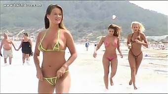 Chicas Sexys Vestidas Con Bikini En La Playa