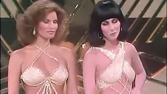 Milf-Urile Blonde Cher Și Raquel Welch În Tocuri Pentru Plăcerea Feminină