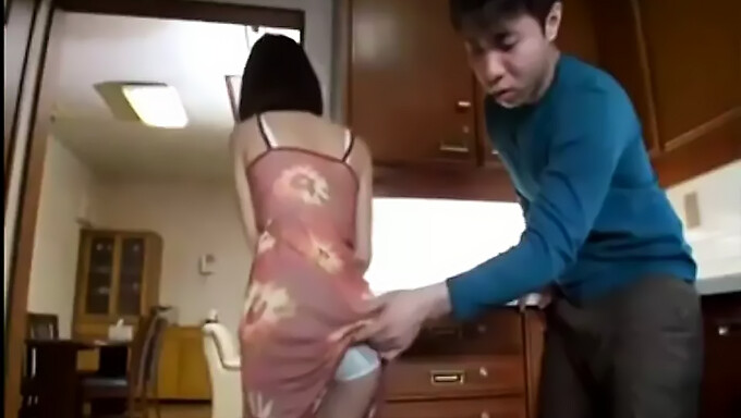 Seorang Ibu Jepang Merayu Teman Putranya Untuk Pertemuan Sensual.