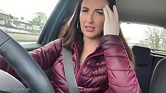 Brunette Babe In Fetisjhandschoenen Pedalen Medische Auto