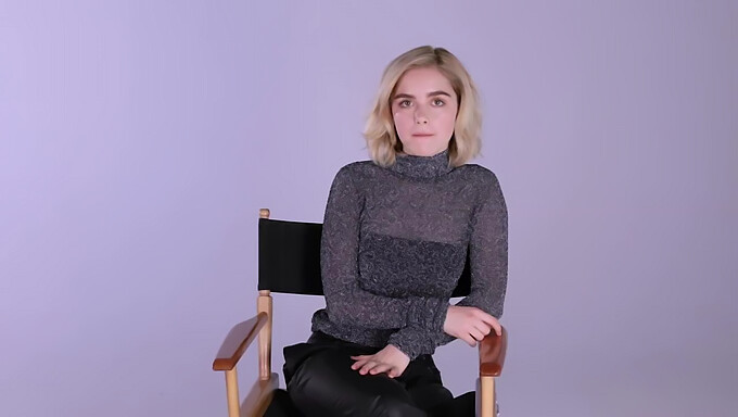 Kiernan Shipka พยายามแสดงท่าเต้นเดี่ยวที่น่ารักของเธอ