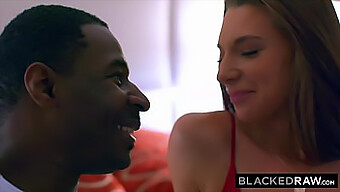 A Beleza Interracial Jaycee Starr Espera Por Um Grande Pau Preto