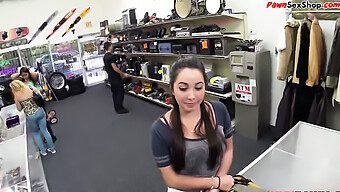 Una Bella Ragazza Americana Fa Un Pompino Su Un Piano Di Lavoro