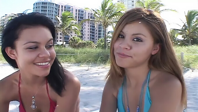 Zwei Junge Mädchen Geben Einem Typen, Den Sie Am Strand Von Miami Kennengelernt Haben, Einen Amateur-Blowjob