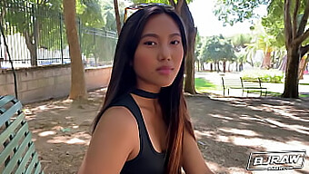 Si Cantik Thailand Bjraw Memberikan Deepthroat Pada Kontol Hitam Besar