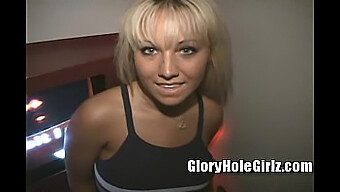 Tânăra Stilistă Blondă Jasmine Se Răsfăț În Plăceri Orale Hardcore La Un Gloryhole