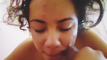 Latina Schoonheid Krijgt Een Facial Cumshot