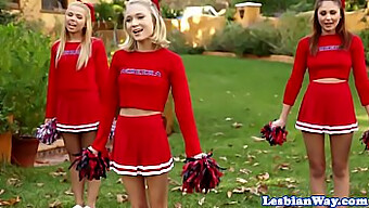 Cheerleaders بعد از تمرین در عیاشی لزبین افراط می کنند