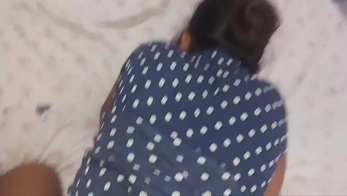 Desi-Teen Mit Kleinen Titten Wird In Ihrem Nangi-Zimmer Gefickt