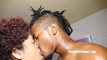 Un Couple D'Ados Afro-Américains Se Livre À Des Ébats Passionnés Avec Une Superbe Star Du Porno