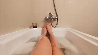 Une Rencontre Fortuite Dans La Salle De Bain Se Transforme En Une Session De Plaisir En Solo !