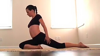 Elegante Milf Evangeline Lilly Voert Yoga Uit Als Een Pro