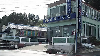 결혼한 젊은 엄마가 성적 욕구를 탐구합니다