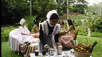 Filme Bdsm Clássico Com Elementos Vintage E Retrô Com Adolescentes Apertadas E Seduzidas E Domina