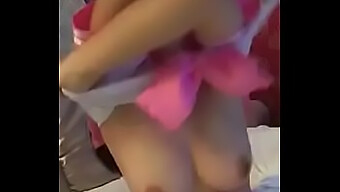 Une Jeune Fille Asiatique Montre Son Uniforme Dans Une Vidéo Maison