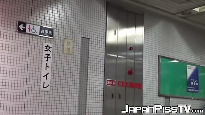 Japanse Vrouwen Betrapt Op Camera Plassen In Een Gemeenschappelijk Toilet