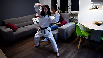 Europeisk Femdom-Mistress Dominerer Med Karate-Spark Og Fotlek