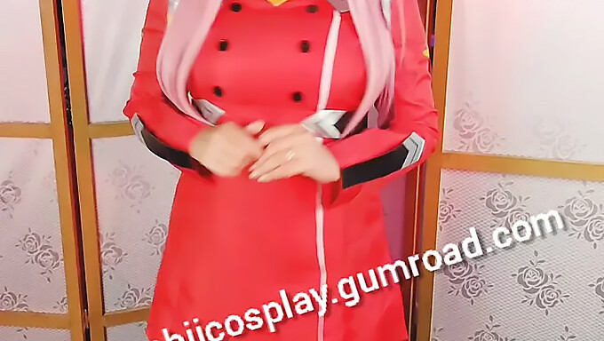 Büyük Doğal Göğüslere Sahip Latin Genç, Noel Cosplay Için Giyiniyor