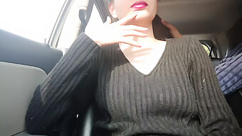 Seks Dalam Kereta Yang Intens Dengan Handjob Dan Deepthroat