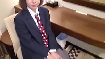 Japanische Studentin Erkundet Ihre Wilde Seite In Einem Hausgemachten Gonzo-Video