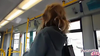 Des Filles Européennes Se Livrent À La Masturbation En Plein Air Sur Un Tramway De Francfort