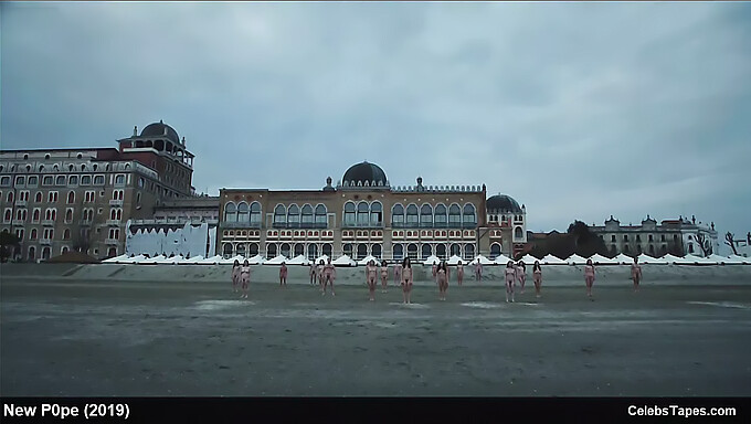 Yuliya Snigir Und Chiara Mocci, Daria Baykalova Und Ludivine Sagnier Teilen Einen Heißen Moment In Einem Heißen Video.