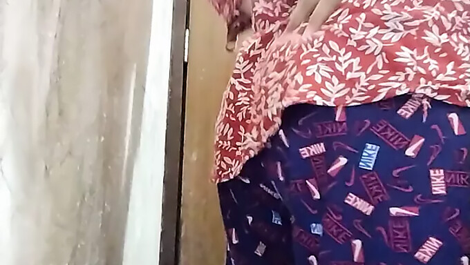 Esposa Desi Es Dedeada Y Follada En El Baño. ¡mira Cómo Disfruta!