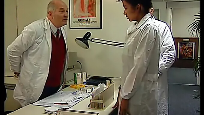 Vintage Dokter Met Enorme Borsten Krijgt Haar Kutje Gebeft