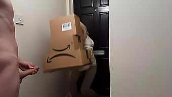 Un Hombre Frenético Se Encuentra Con Una Repartidora De Amazon Y Ella Acepta Ayudarlo A Alcanzar El Clímax