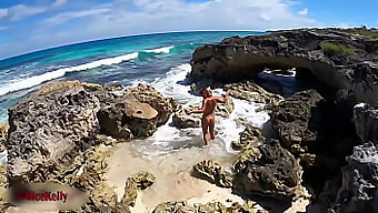 Explorez Le Monde Du Plaisir Féminin: Une Touriste Enregistre Le Moment Intime D'Une Fille Au Bord De La Mer