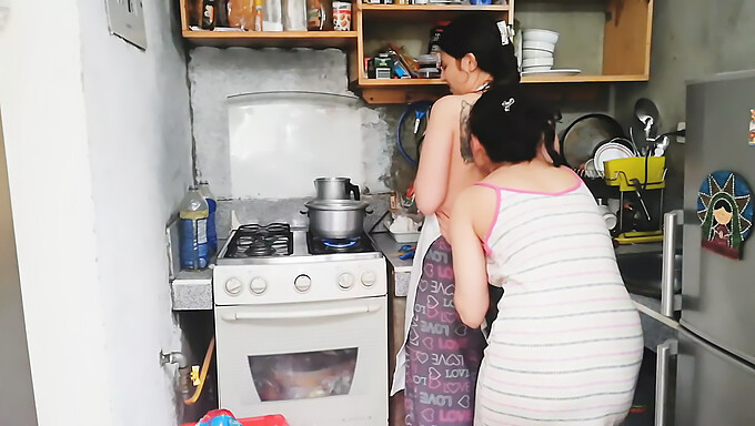 Gekke Colombiaanse Meid Masturbeert En Wordt Gevingerd In De Keuken