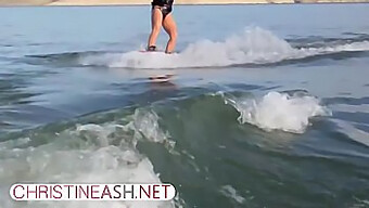 Η Σαγηνευτική Επίδειξη Waterskiing Της Christine Ash Με Πλούσιο Στήθος Και Γυμνασμένους Κοιλιακούς