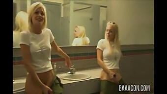 To Fantastiske Blondiner Gir En Utrolig Blowjob På Badet