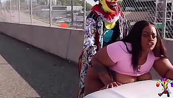 Gibby Le Clown Se Livre À Une Activité Sexuelle Avec Une Femme Voluptueuse Près D'Une Autoroute Bien Connue À Atlanta, En Géorgie