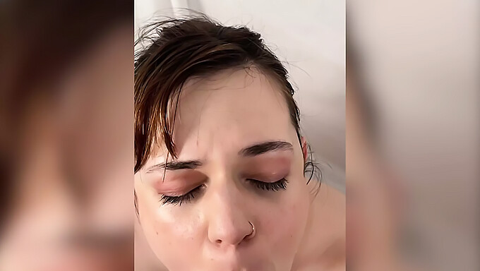 Elise Lee Daje Globok Grlo, Gaga In Prejme Ogromen Cumshot V Pov