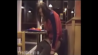 Giovane Donna Urina Sul Tappeto Di Mcdonald'S